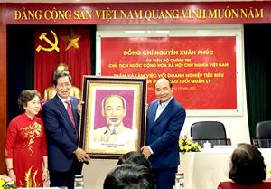 Chủ tịch nước Nguyễn Xuân Phúc đến thăm và làm việc với Công ty cổ phần Bóng đèn Phích nước Rạng Đông